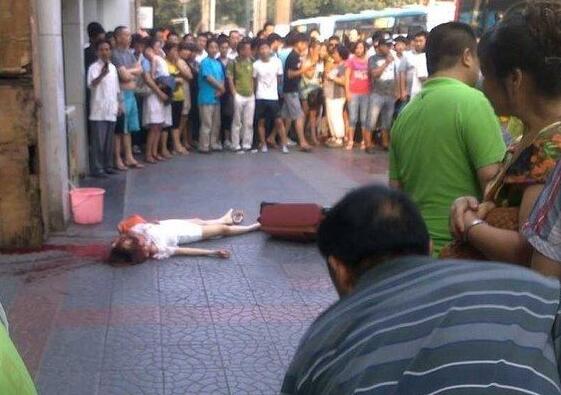 西安東大街殺人事件,年輕女子被收廢品砍斷脖子