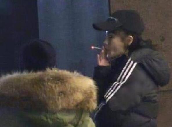王源吸煙風波沒有過去,angelababy楊穎又被拍老煙槍