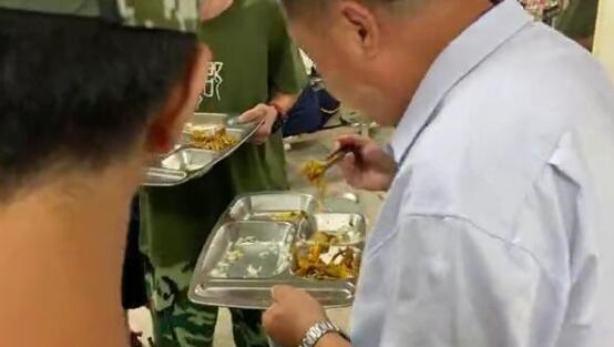 湖南校長站垃圾桶旁吃學生剩飯,當事人發聲