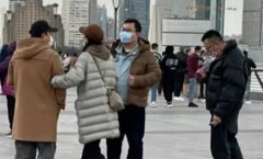 黃渤和神秘女逛江邊,黃渤發文辟謠出軌傳聞